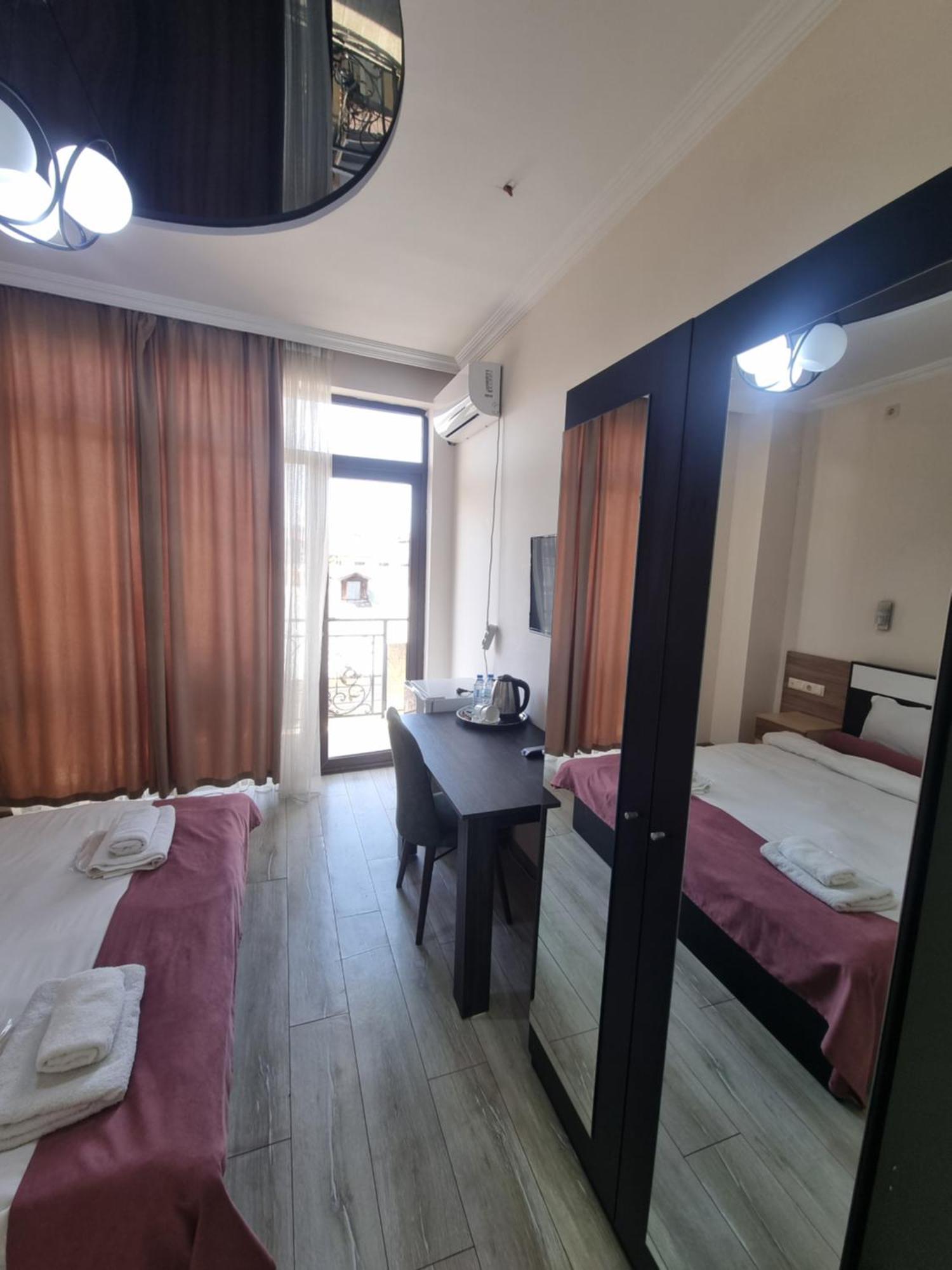 Mahali Hotel バトゥーミ エクステリア 写真